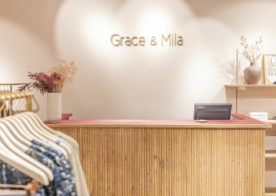 Grace & Mila Lyon Rhône aménagement boutique comptoir menuiserie