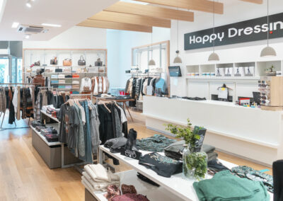 Comptoir menuiserie aménagement magasin Happy Dressing