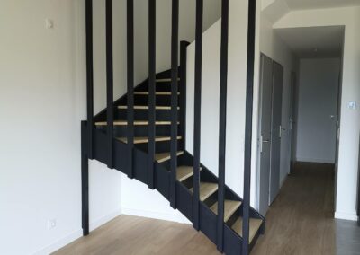 Création d'un escalier sur-mesure en bois moderne pour un appartement en duplex